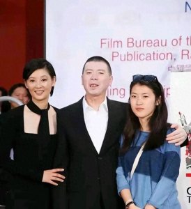 ​冯小刚一家四口同框，17岁养女越长越美，被质疑是冯小刚私生女