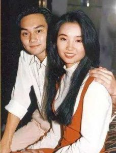 ​张智霖与许秋怡合唱《片片枫叶情》，画面美好，让人想起了往事