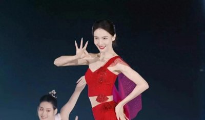 ​胡夏恋情曝光：神秘女竟是金晨？热恋中小动作不断，网友惊呼太甜