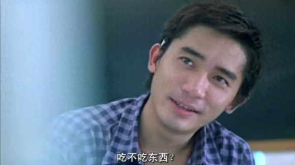 年轻时的梁朝伟，岂一个帅字，简直是美男子