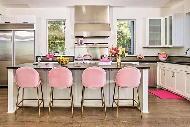 小芭比娃娃的卧室（芭比娃娃60岁了）(10)