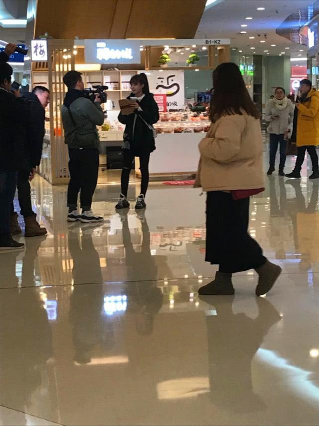 杜海涛沈梦辰晒婚纱后再度同框 心急网友喊话海涛:“快抱美人归”