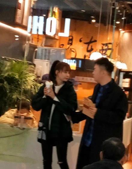 杜海涛沈梦辰晒婚纱后再度同框 心急网友喊话海涛:“快抱美人归”