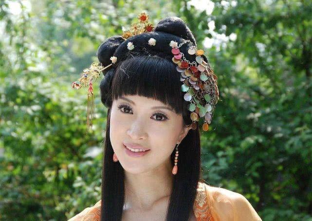 她们不是同名同姓，也不是姐妹，年龄相差21岁，却长得有9成像