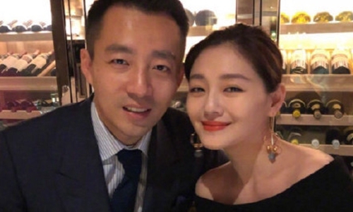 汪小菲离婚风波首现身直播(汪小菲官宣离婚了)