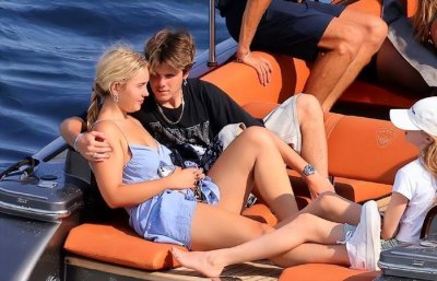 ​贝克汉姆一家外出游玩，小儿子和女友坐在船尾亲亲，对面坐着小七
