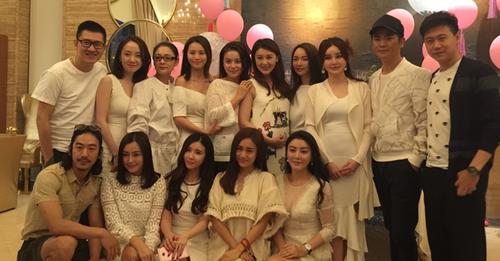 李小璐离婚后参加闺蜜团聚会