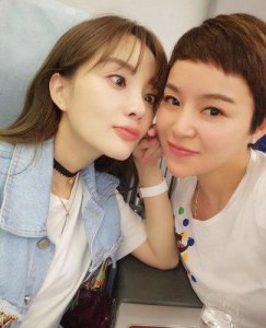 ​离婚后，李小璐参加了闺蜜团聚会