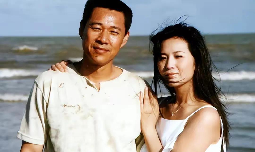 她二婚嫁给大12岁的张丰毅，无儿女却被丈夫宠成宝，她凭什么？