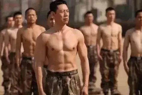 她二婚嫁给大12岁的张丰毅，无儿女却被丈夫宠成宝，她凭什么？