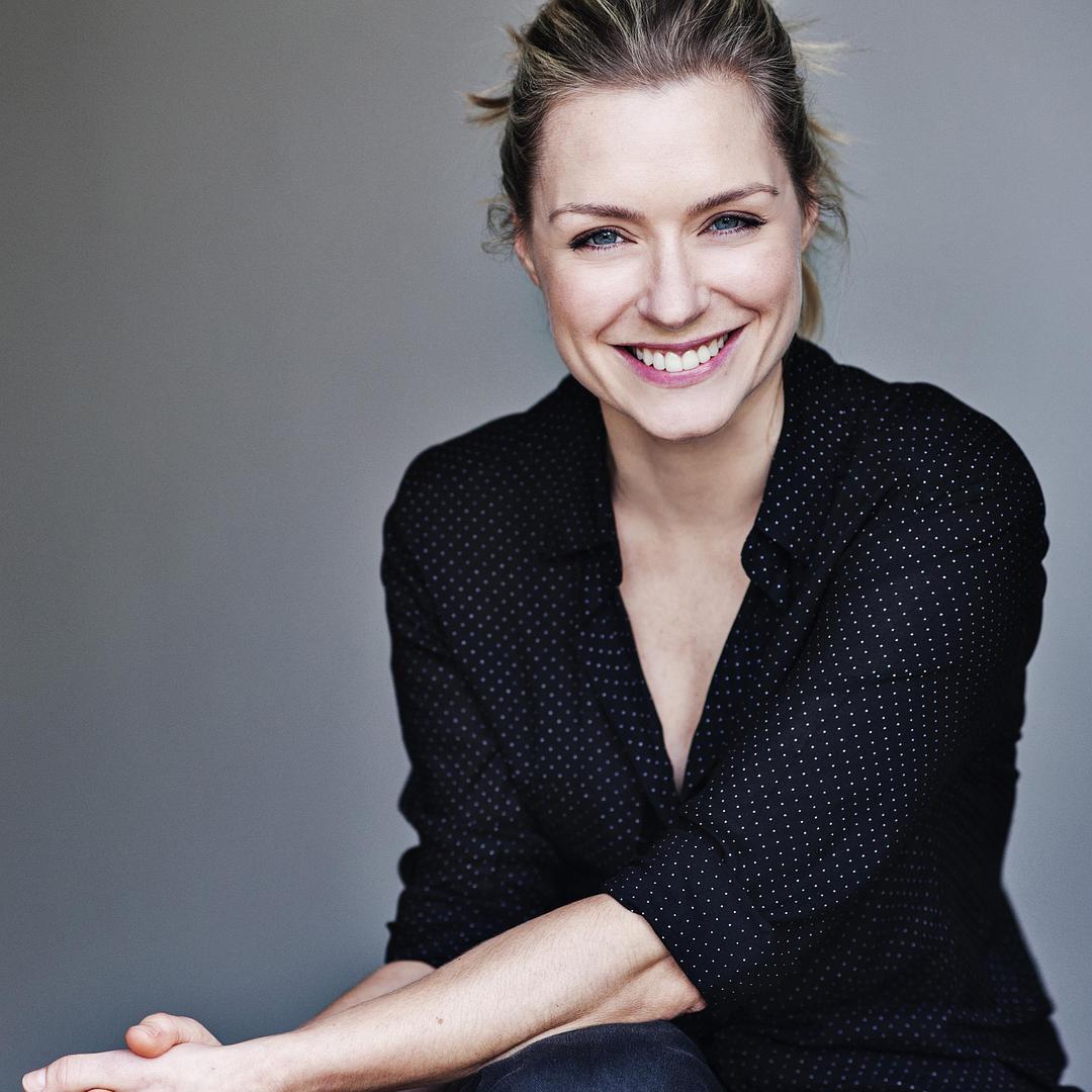 丹妮拉·丹拜-阿什个人资料写真作品