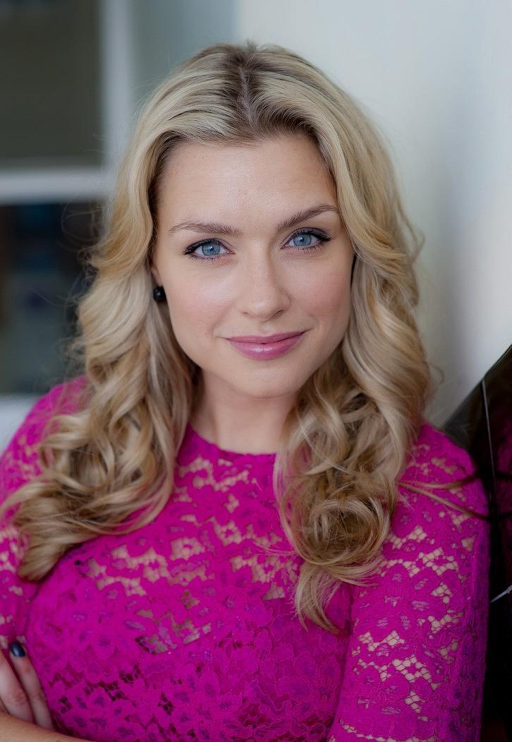 丹妮拉·丹拜-阿什个人资料写真作品