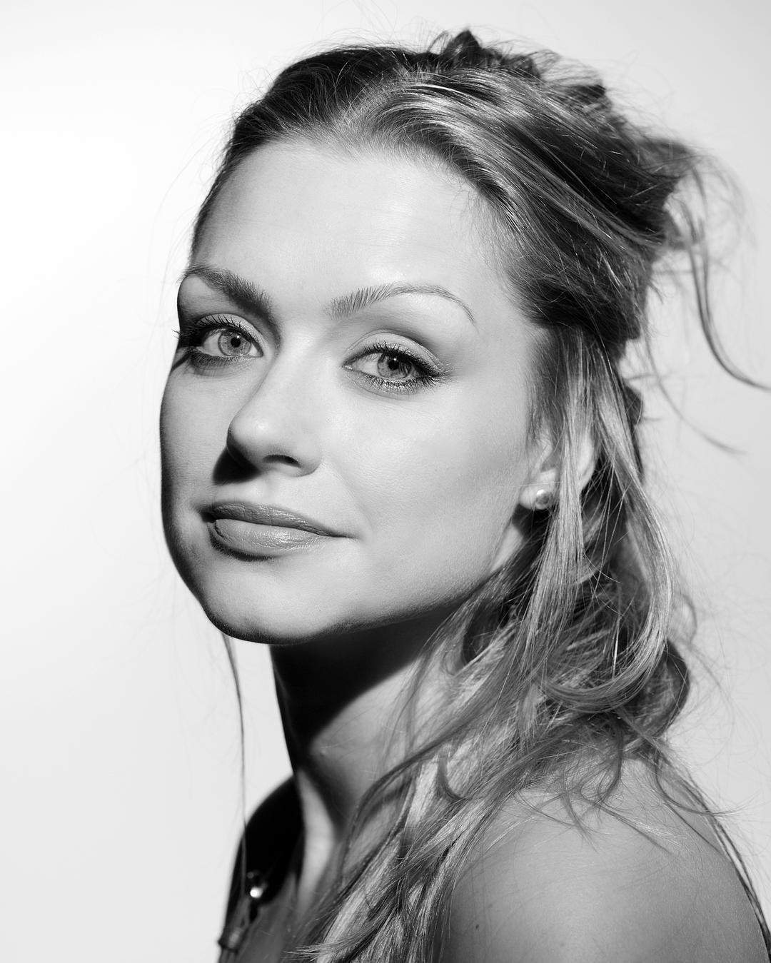 丹妮拉·丹拜-阿什个人资料写真作品