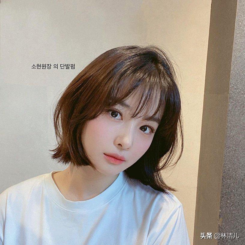 圆脸也挡不住赵丽颖的时髦感，短发俏皮可爱，长卷发更是明艳动人