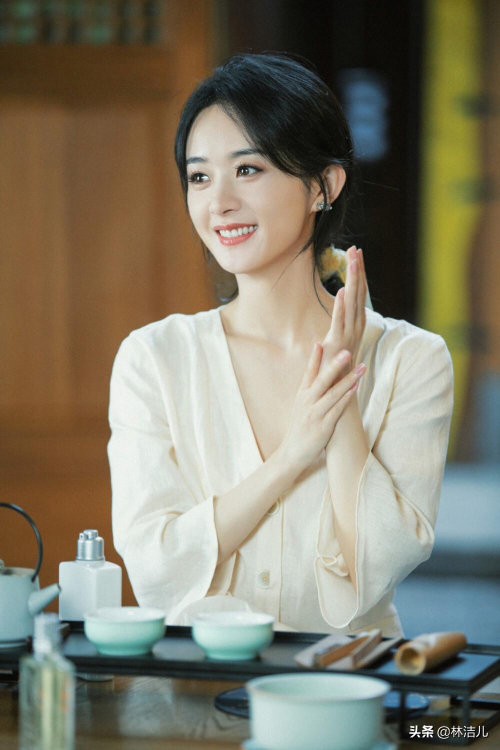 圆脸也挡不住赵丽颖的时髦感，短发俏皮可爱，长卷发更是明艳动人