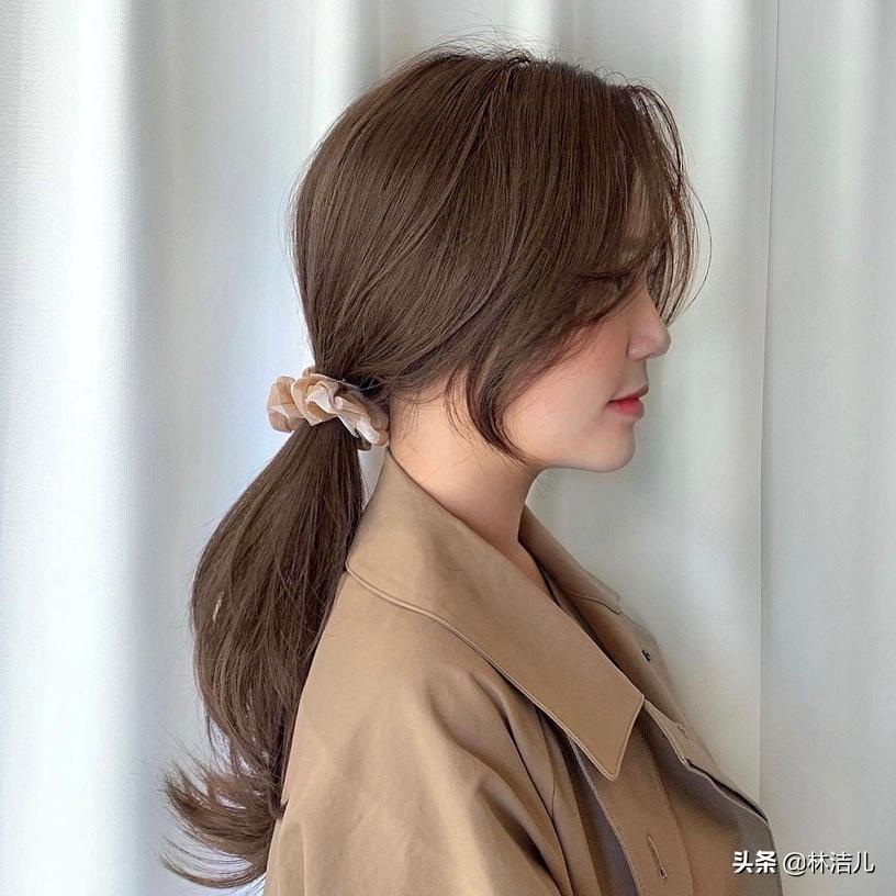 圆脸也挡不住赵丽颖的时髦感，短发俏皮可爱，长卷发更是明艳动人