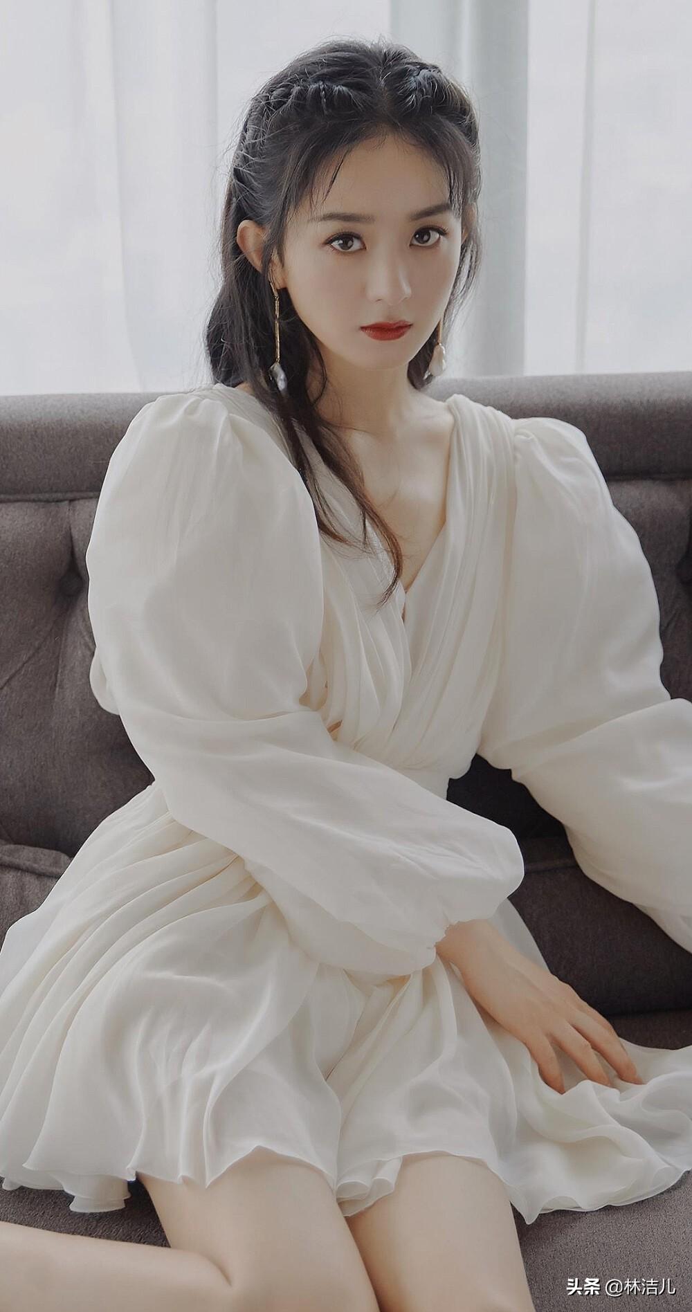 圆脸也挡不住赵丽颖的时髦感，短发俏皮可爱，长卷发更是明艳动人