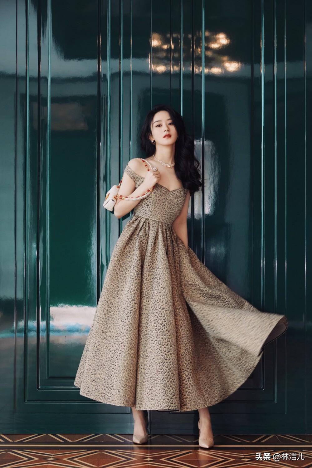 圆脸也挡不住赵丽颖的时髦感，短发俏皮可爱，长卷发更是明艳动人