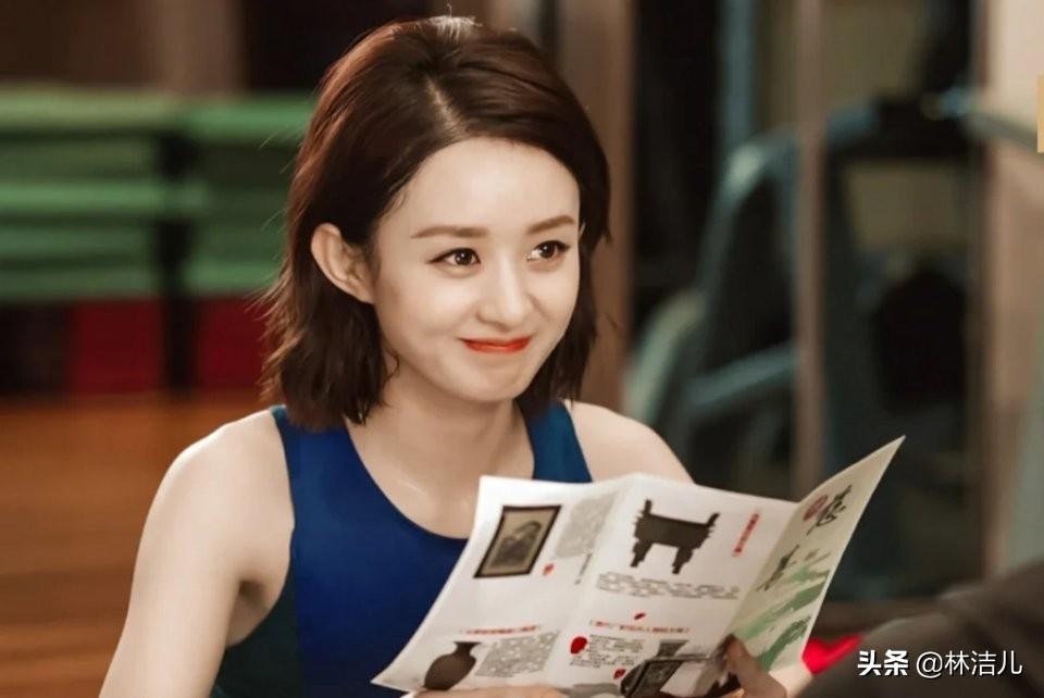 圆脸也挡不住赵丽颖的时髦感，短发俏皮可爱，长卷发更是明艳动人