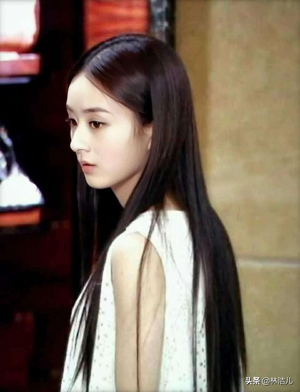 圆脸也挡不住赵丽颖的时髦感，短发俏皮可爱，长卷发更是明艳动人