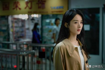 ​圆脸也挡不住赵丽颖的时髦感，短发俏皮可爱，长卷发更是明艳动人