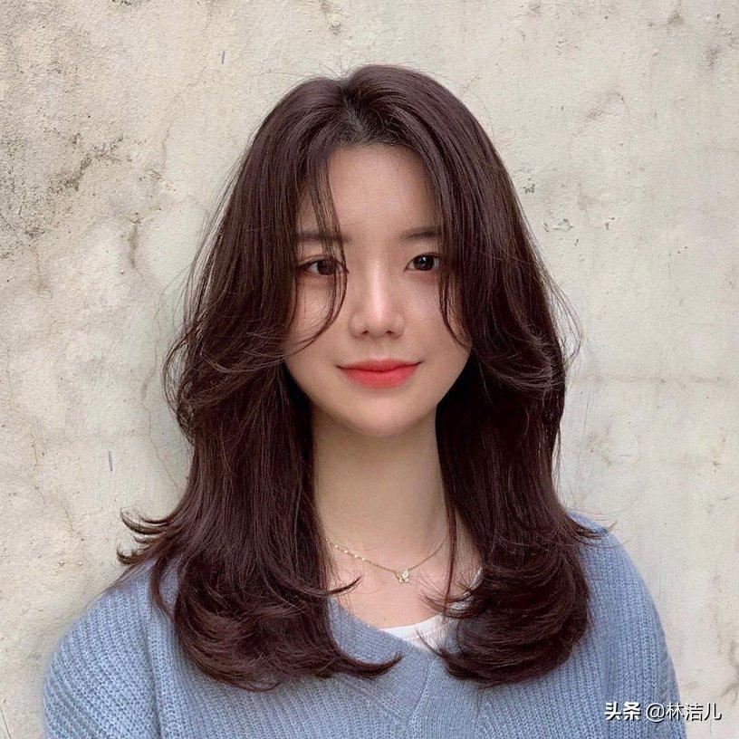 圆脸也挡不住赵丽颖的时髦感，短发俏皮可爱，长卷发更是明艳动人