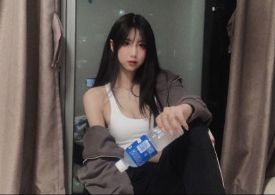 ​LCK女解说千寻回应“口误”事件，粉丝调侃：做李哥女友就行