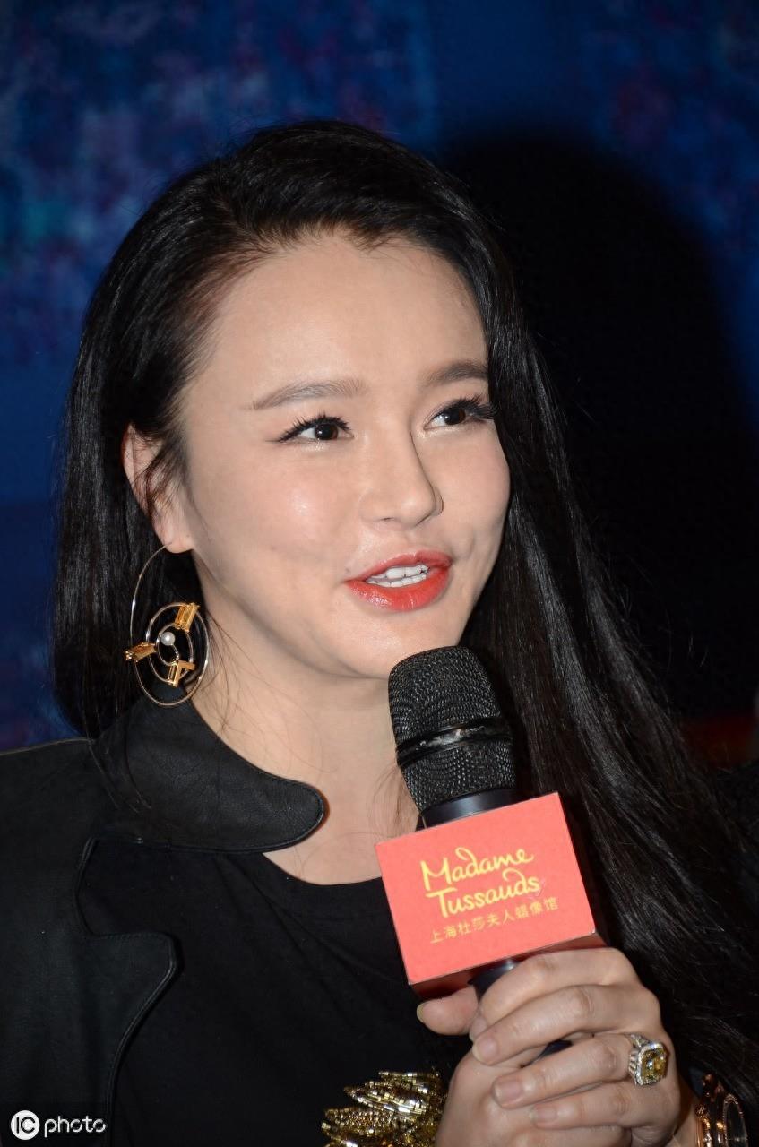 拳王邹市明的老婆冉莹颖属于豪迈型的，大大咧咧的样子不做作