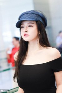 ​拳王邹市明的老婆冉莹颖属于豪迈型的，大大咧咧的样子不做作