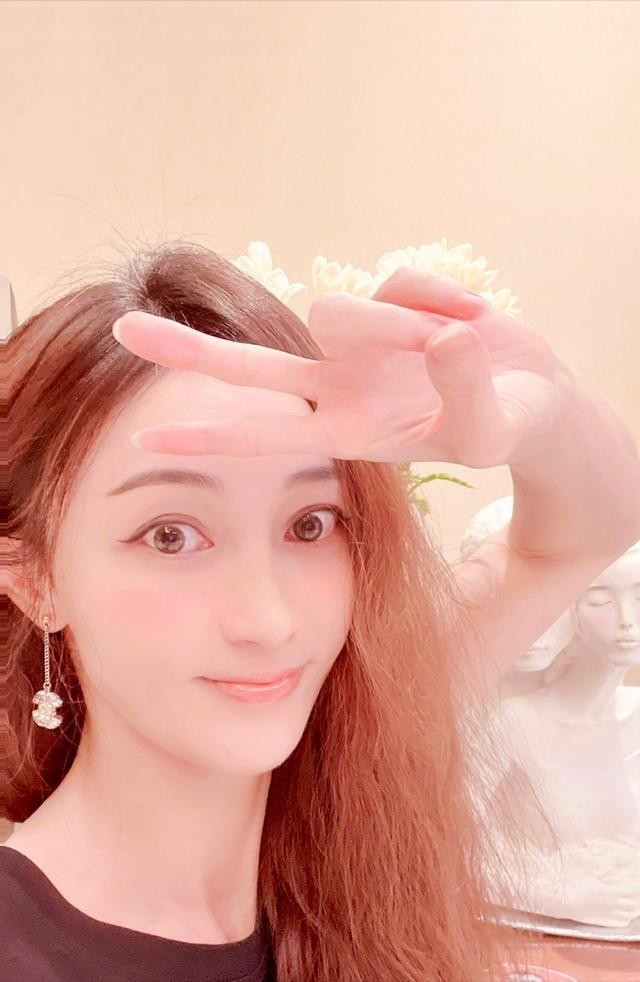 姚笛败光仅存的一点好感（40岁姚笛戴绿帽子比心）