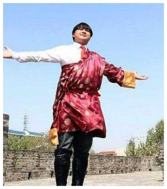 当年人气不输赵本山，火遍北京被热捧，酒驾车祸身亡令人惋惜