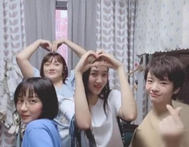 ​关晓彤晒大学室友，原来同住的还有大火的她，人气一度高过关晓彤