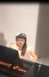 ​赵梓彤演绎钢琴现代艺术秀 被赞音乐天赋高