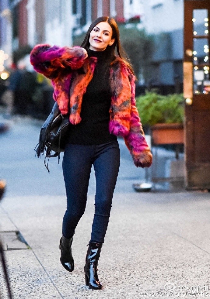 大美妞Victoria Justice纽约出街，招牌笑容好美