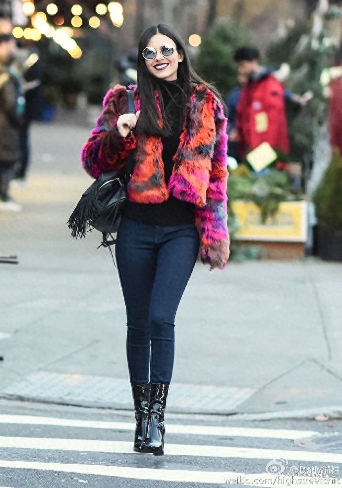 大美妞Victoria Justice纽约出街，招牌笑容好美