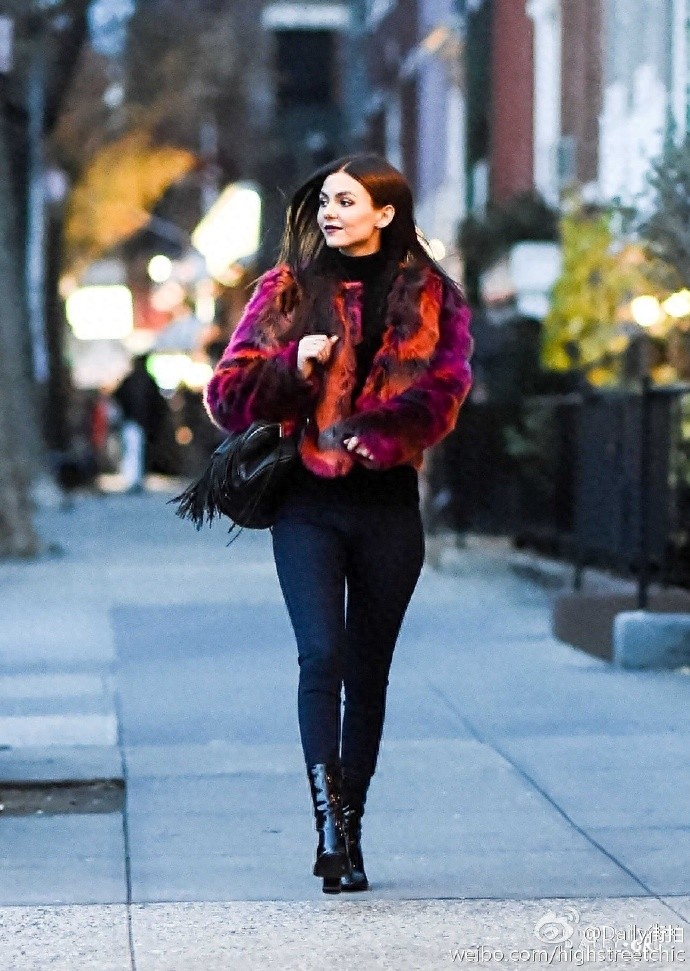 大美妞Victoria Justice纽约出街，招牌笑容好美