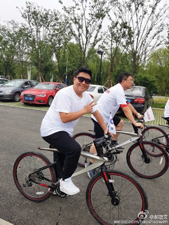 26岁的郝邵文近照，小时候胖现在还是这么胖啊！