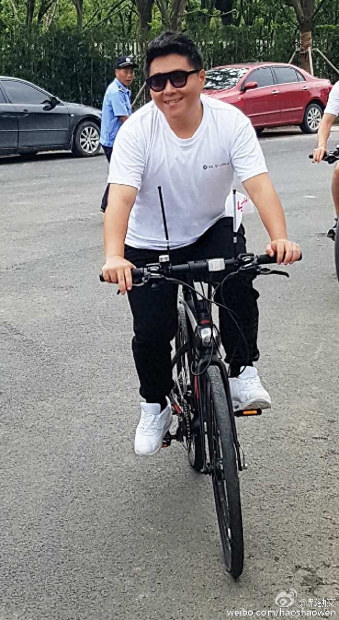 26岁的郝邵文近照，小时候胖现在还是这么胖啊！