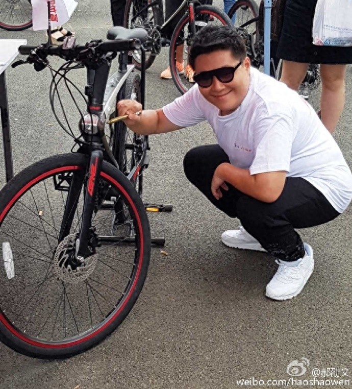 26岁的郝邵文近照，小时候胖现在还是这么胖啊！