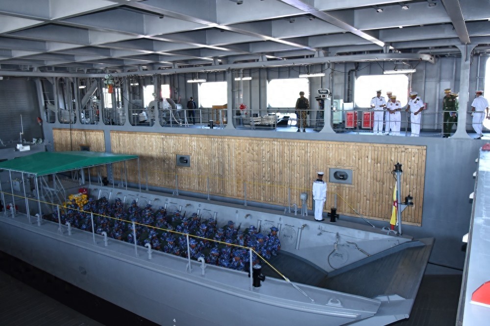 缅甸海军河上举行盛大阅舰式，万吨巨舰公开亮相，导弹火炮中国造