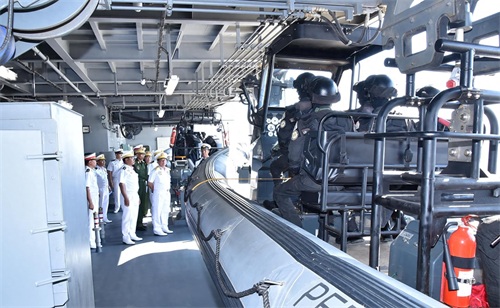 缅甸海军河上举行盛大阅舰式，万吨巨舰公开亮相，导弹火炮中国造