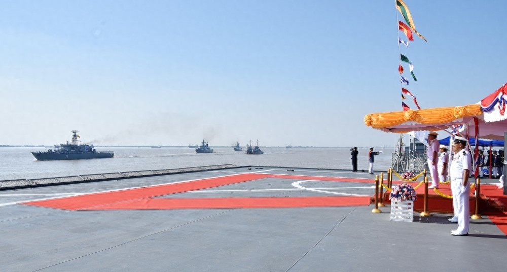 缅甸海军河上举行盛大阅舰式，万吨巨舰公开亮相，导弹火炮中国造