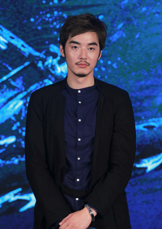 6岁金世佳罕露面，妻子接机搂肩同行，曝已有孩子，女方身份被扒