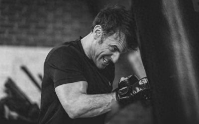 ​马克龙打沙袋“硬汉照”引新争议！有法媒想起“赤膊骑马的普京”