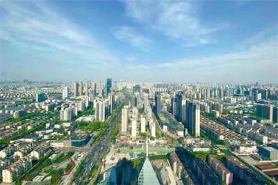 ​高301.8米的东方之门，苏州的地标建筑之一，造型极具东方古典美