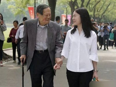 ​16年前，杨振宁娶小54岁的翁帆，如今虽没孩子，却也幸福美满