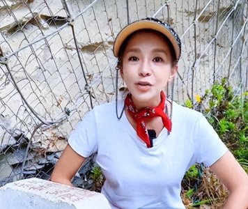 ​51岁朱迅近况曝光：徒步走国道，面容僵硬眼歪嘴斜