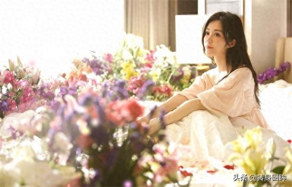 汤晶媚最新写真曝光 汤汤置身花丛仿若仙子