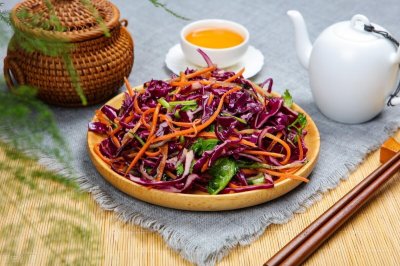 ​凉拌紫甘蓝需要先焯水还是直接生吃？怎么吃更好？