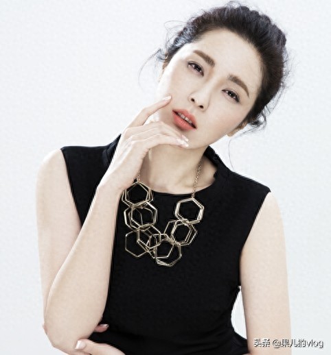 曾黎(1976年9月17日),出生于湖北省荆州市,中国内地女演员